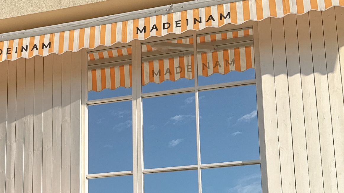 Orange and white striped awning decoration նախագectin433